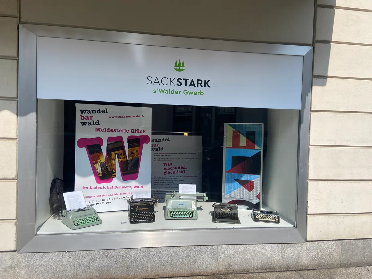 Ein Schaufenster mit Schreibmaschinen darin.